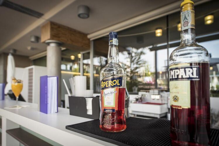 Aperitivo-Pool-Bar-Hotel-Aqualux-Bardolino