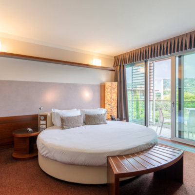 Aqualux Round Suite
