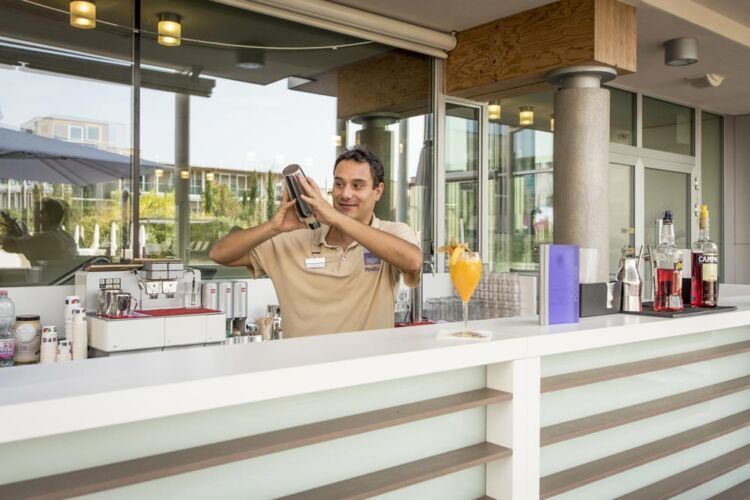 Barman-Pool-Bar