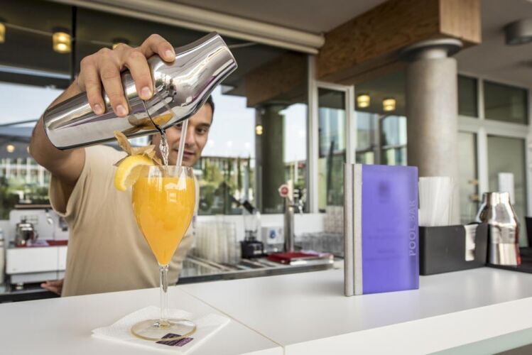 Drink-Pool-Bar-Hotel-Aqualux-Bardolino