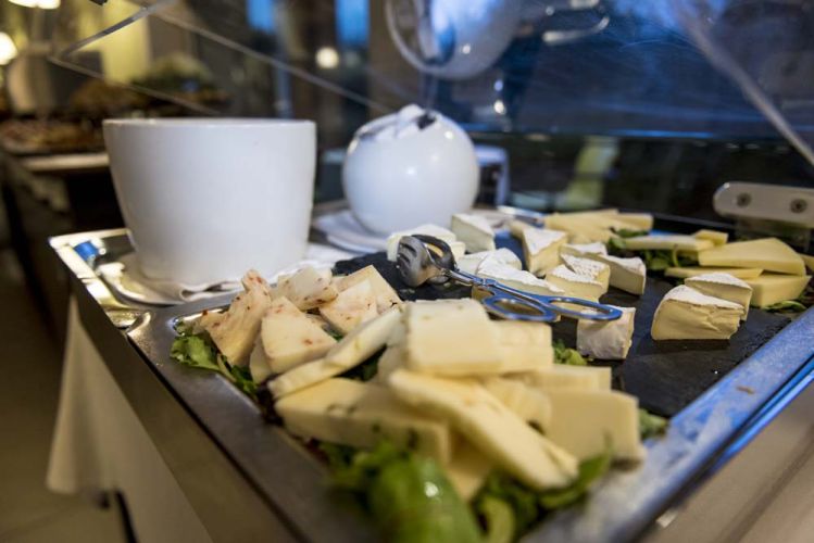 Formaggi-freschi-buffet-Ristorante-Aqualux-Bardolino