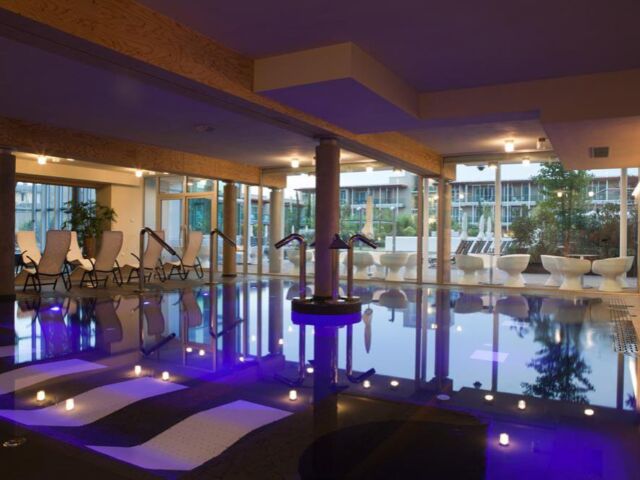 lettini-piscina-interna-hotel-aqualux-bardolino