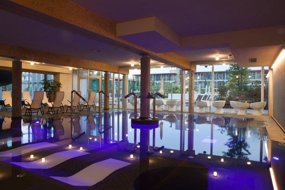 lettini-piscina-interna-hotel-aqualux-bardolino